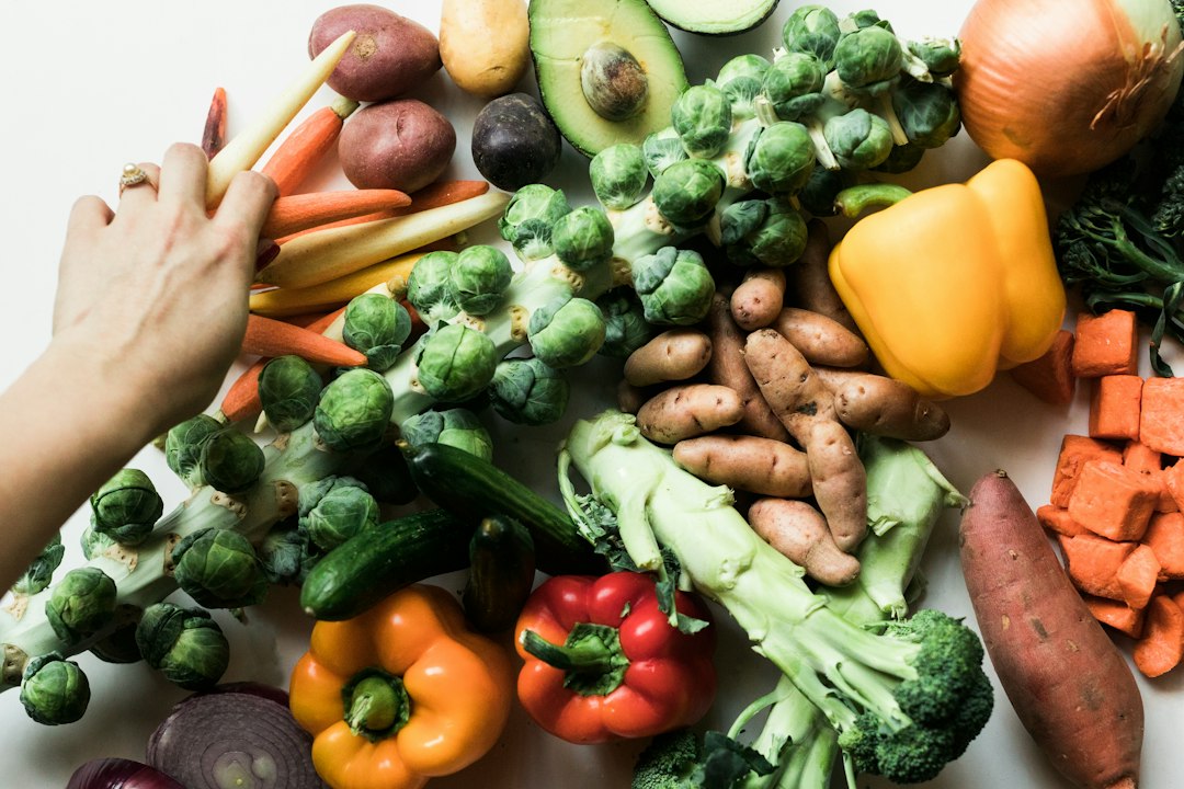 Plate of varied vegetables, representing sustainable nutrition as part of lifestyle change.